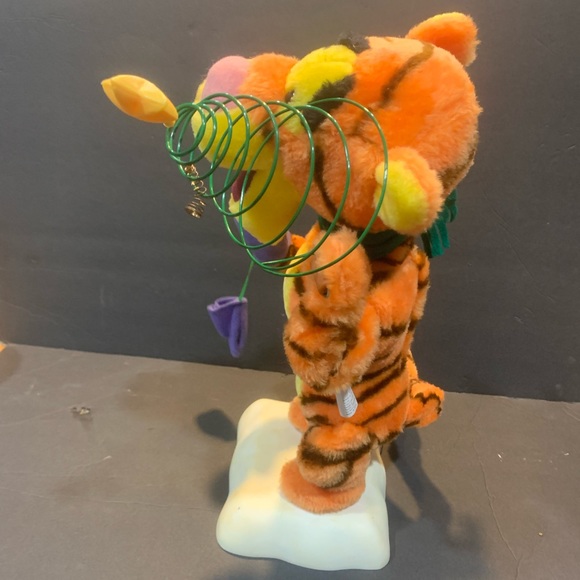 Disney 1996 KMart Tigger Skating Animated Christmas Figure Winnie The Pooh - Picture 4 of 6